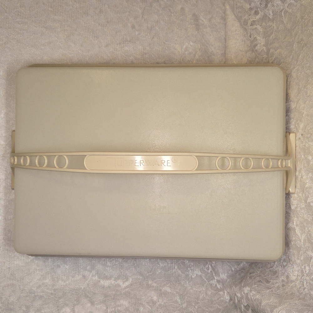 Tupperware: Cake Keeper Container - Picture 4 of 6